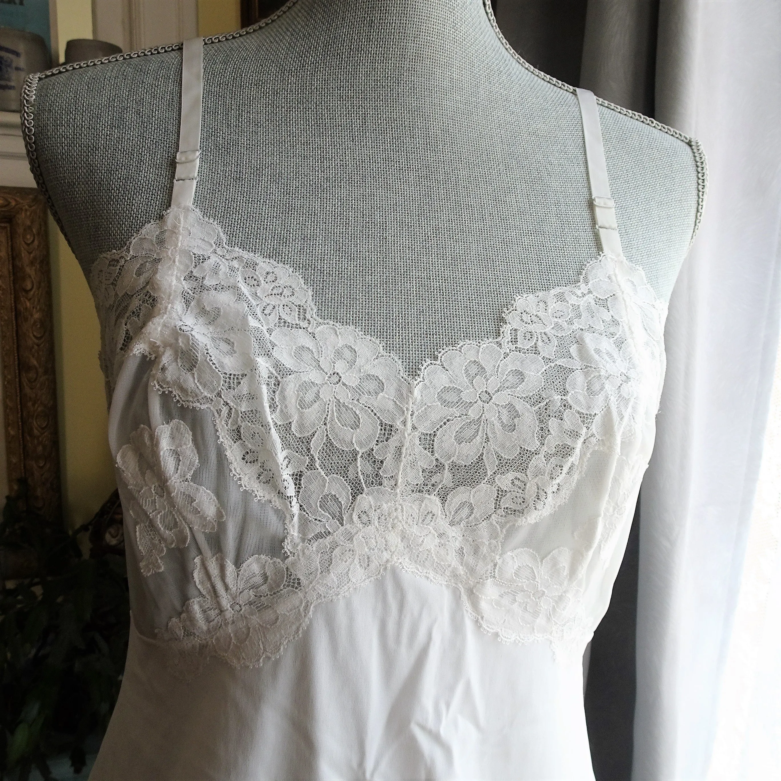 BEAUTIFUL 1950s Vintage Slip by Vanity Fair Lingerie, Wide French Lace Trim , Bust 34, Looks Never Worn, Perfect Bridal Slip, Collectible Vintage Slips